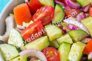 Salatalık, Domates ve Kırmızı Soğan Salatası